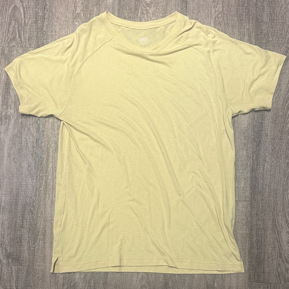 ALO Yoga Men's Light Mustard color Short Sleeve Tee